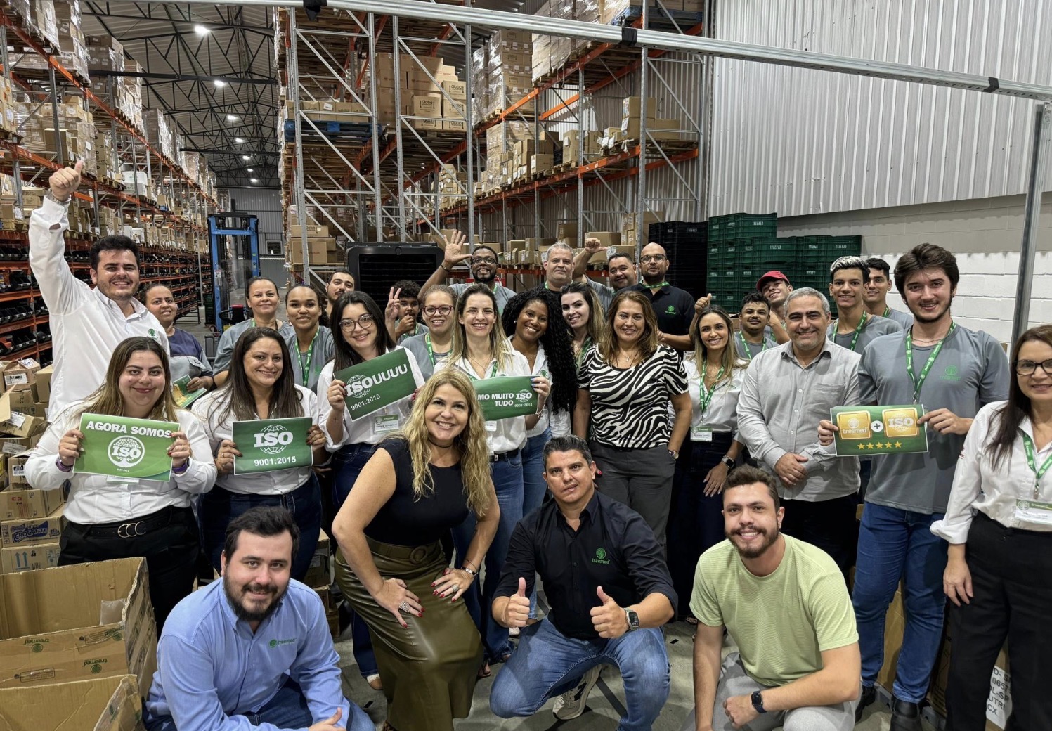 Equipe celebrando a conquista da certificação ISO 9001:2015