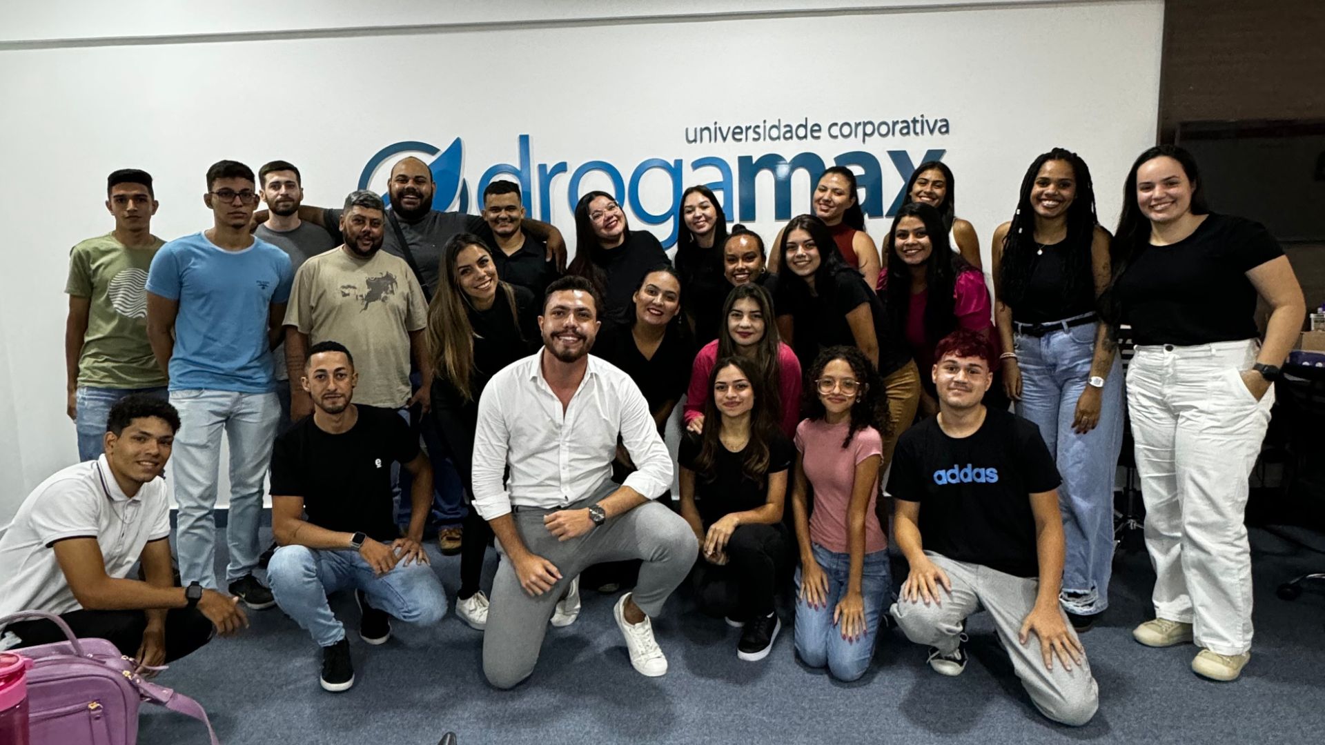 Equipe da Drogamax em treinamento in company conduzido por Yan