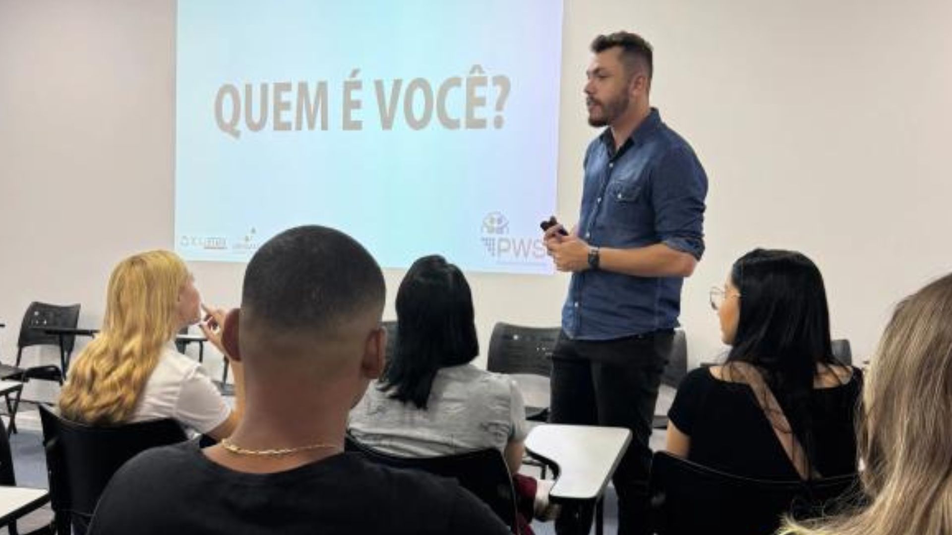 Yan Bittencourt ministrando aula presencial