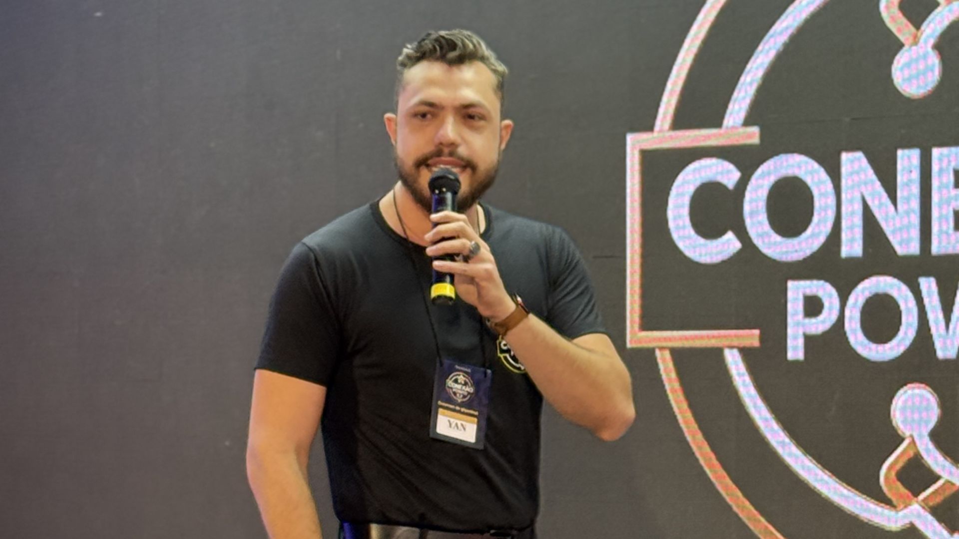 Yan Bittencourt em palestra no palco